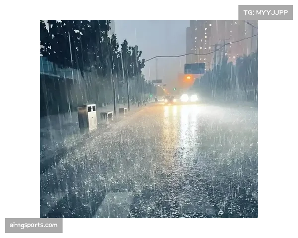 暴雨倾盆中新山主场鏖战 球员泥泞拼搏展现足球最真激情