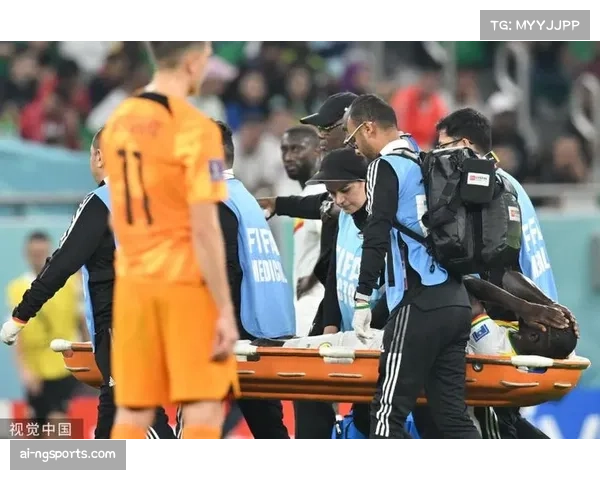 塞内加尔球员赛后举标语悼念遇害新星图雷展现深情纪念